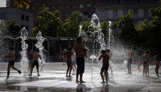 Varias personas se refrescan en el parque de Yamaguchi, en una imagen tomada el 23 de julio, en medio del golpe de calor.