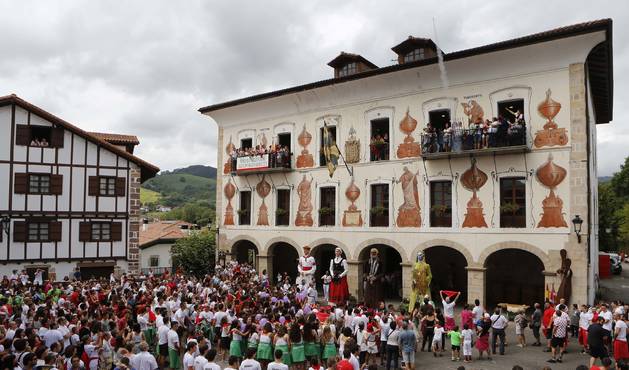 Foto de la plaza consistorial de Bera, que esperaba expectante el lanzamiento del chupinazo para dar inicio a las fiestas patronales.