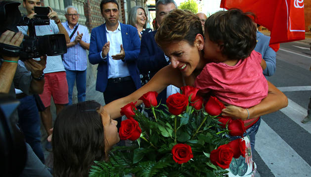 Foto de los dos hijos de María Chivite, que le esperaban cerca de la sede socialista con un ramo de rosas rojas y una bandera del PSOE.
