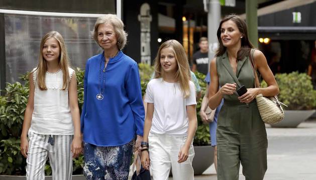 La reina Letizia y sus hijas van al cine con doña Sofía a ver 'El rey León'