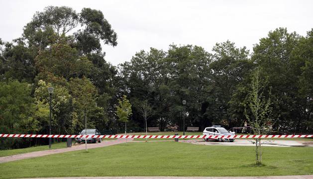 Agentes de la Ertzaintza custodian la zona en el parque de Etxebarria en la capital vizcaína, donde esta medianoche se ha producido una violación múltiple y donde agentes de la Ertzaintza han arrestado en Bilbao a seis hombres por su presunta relación agresión sexual a una joven de 18 años que ha sido atendida de madrugada en un centro hospitalario.