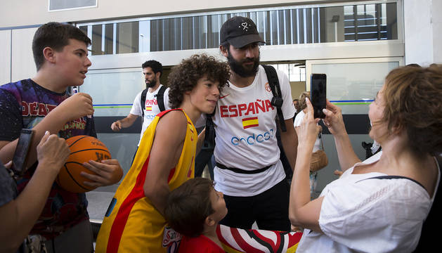 Ricky Rubio, de los más buscados a la llegada de la selección al aeropuerto de Pamplona.