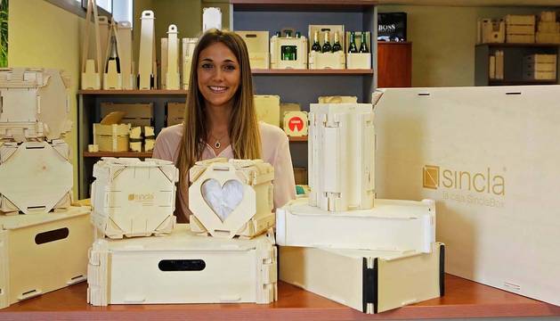 La confundadora y CEO de Sincla, Julia Marco Esteban, en la fábrica de Esquíroz con las cajas.