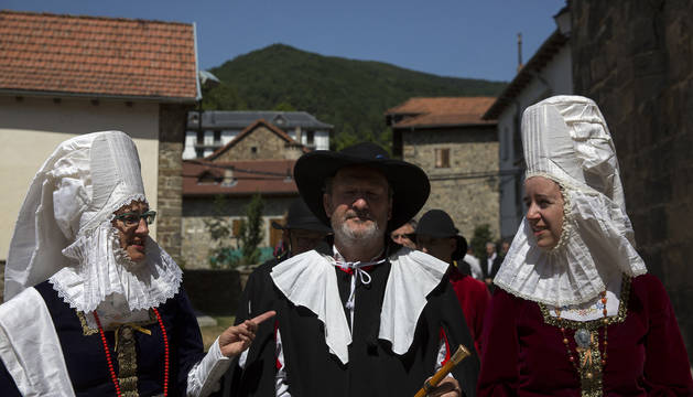 Foto de un traje típico medieval de Isaba que data de los siglos XIII y XIV, en el desfile del Día de la Indumentaria Roncalesa celebrado el año pasado.