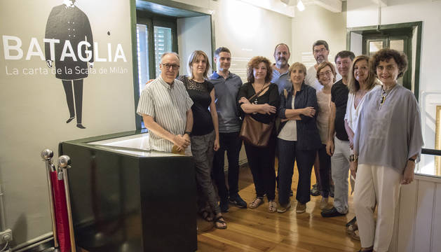 Foto de José Ignacio Riezu (patronato Fundación Julián Gayarre), Marta Zazu, Oscar de Miguel Orduna, Berta Balduz (restauradora de Gobierno de Navarra), Susana Irigaray (directora del Servicio de Museos), Pilar Cabodevilla Górriz (técnico del servicio de museos), Oscar Salvoch (autor de la ultima biografia de Gayarre),Carmen Arbizu López (catedrática de Canto del Conservatorio Superior de Navarra), Mercedes Jover Hernando (doctora del Museo de Navarra). Atrás: Aitor Garmendia (alcalde de Roncal), Fernando Hualde Gallégo (historiador).