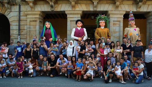 Foto de los niños nacidos en el último año y sus familiares, que posaron, ya con los pañuelos, frente a los gigantes Beltzazuria, Beraxko, Txiñerratso y Kixkimau.