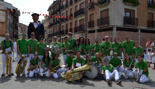 La banda de música de Lodosa que dirige José María Ezquerro antes de escoltar al Ayuntamiento.