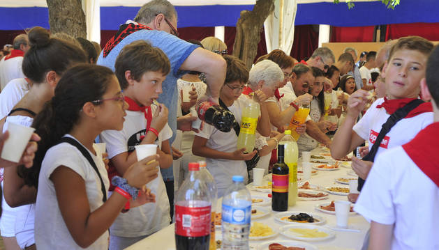 El lunch popular tuvo lugar en el patio de las monjas y la comida fue comprada en tiendas del pueblo.