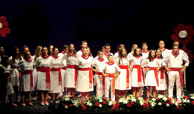 Foto de todos los participantes en el 'Campeón de campeones' de Tafalla, que cantaron una jota grupal.