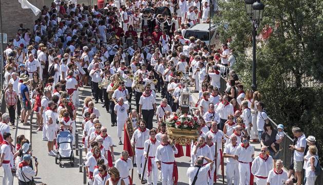 Foto de la reliquia de San Andrés enfilando el puente del Azucarero en la retaguardia de la larga procesión. Detrás, los párrocos, la banda y la corporación municipal.
