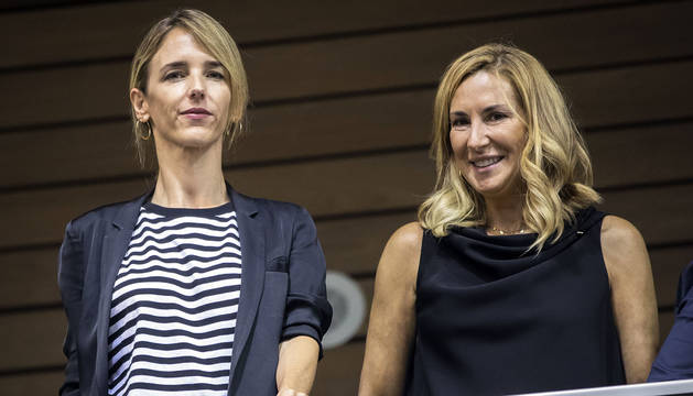 Ana Beltrán (dcha.) junto a Cayetana Álvarez de Toledo durante la investidura de María Chivite en el Parlamento de Navarra.