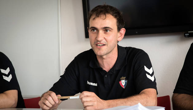 Mikel Bakaikoa charla con sus jugadoras el día de la presentación del equipo, el 23 de julio pasado.