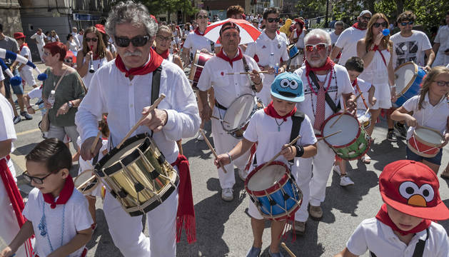Foto de Fortún Díez Elcano, de 67 años, y sus dos nietos, que se sumaron al medio centenar de personas que llenaron de ritmo Estella.