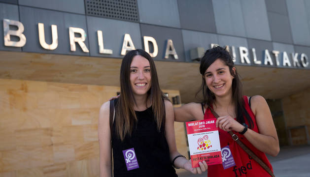 Foto de Irune Iroz (izda.) y Nerea Arrieta, de Burlatako Feministak, dos de las cuatro mujeres que tirarán el cohete