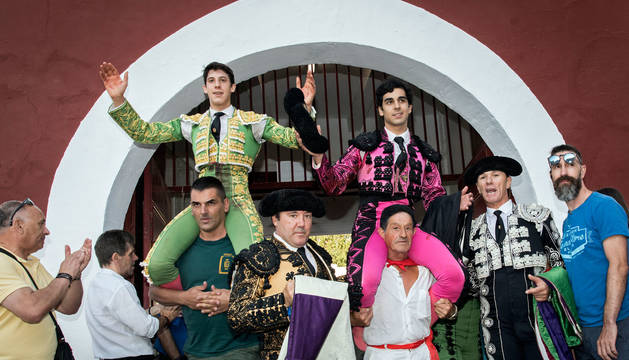 Foto Diego García, a la izquierda, y Alfonso Ortiz, salen a hombros del último festejo taurino de las fiestas de Estella