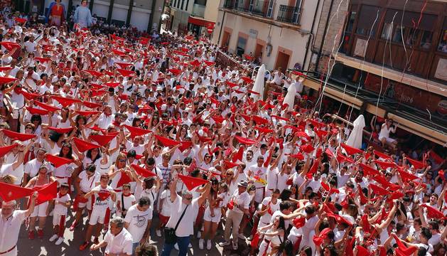 La plaza de Fustiñana acogió a cientos de vecinos y visitantes en el momento del lanzamiento del cohete anunciador de las fiestas en honor a los Santos Justo y Pastor.