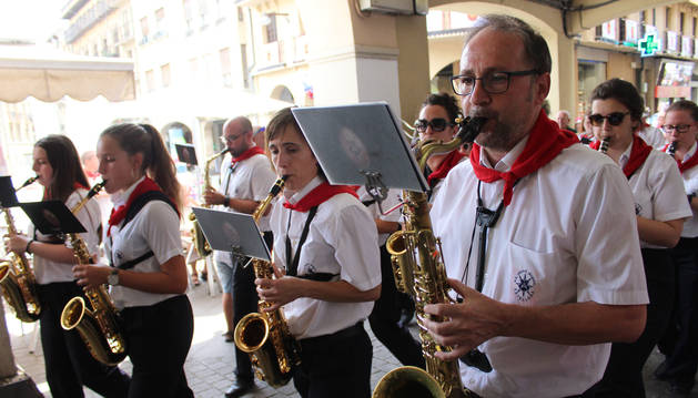 Foto de los músicos de la banda de Estella en el concierto de calle de este martes a su paso por la plaza de los Fueros.