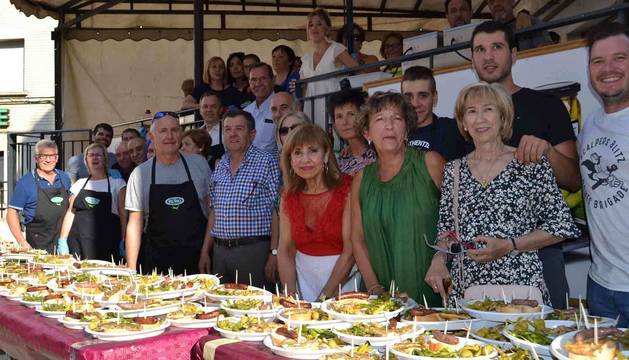 Representantes municipales y organizadores de la tercera edición de la fiesta de la guindilla, ante las raciones preparadas para celebrar la jornada.