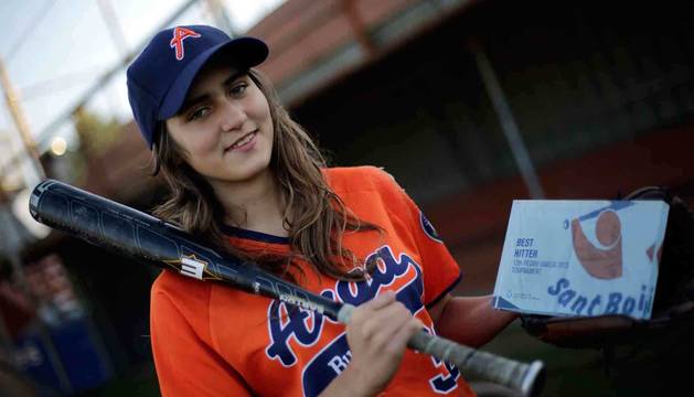 Uxua Modrego posa con el trofeo a mejor bateadora que logró en el torneo internacional de Sant Boi en 2015.