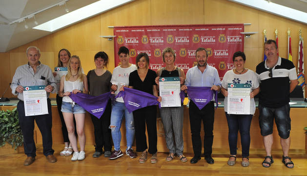 La corporacón y representantes de colectivos feministas posan contra las agresiones sexistas.