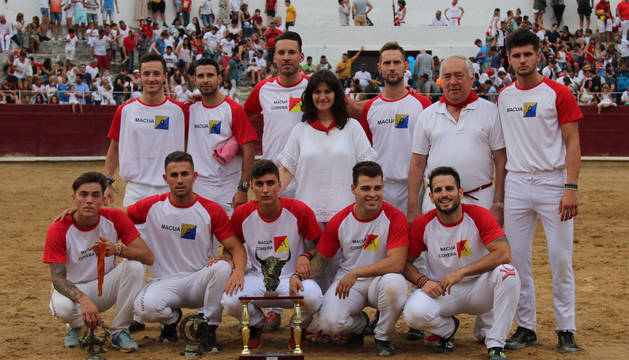Foto de los recortadores con los concejales Ana Duarte y Javier del Cazo en la entrega de trofeos tras el certamen de Estella.