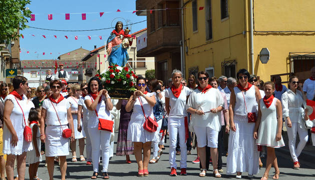 Las mujeres que llevaron las andas de la Virgen del Rosario, encabezaron también la procesión que recorrió el centro de la localidad.