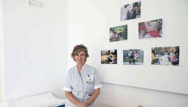 Foto de la matrona Susana Urzaiz, responsable de la Unidad de Lactancia, posando debajo de algunas fotos.