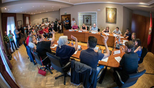 Foto del pleno celebrado el 15 de julio, con pocos acuerdos y nutrida presencia de público.