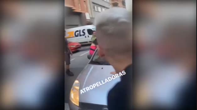500 euros de multa por pasear a una joven en el capó de un coche