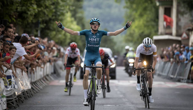 Dylan Westley gana la etapa de Etxarri Aranatz de la Vuelta Pamplona