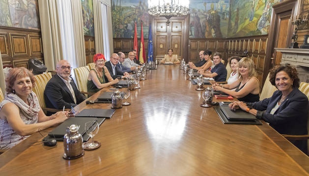 Foto de Rebeca Esnaola (Cultura y Deporte); Juan Cruz Cigudosa (Universidad, Innovación), Santos Induráin (Salud), Carlos Gimeno (Educación) Manu Ayerdi (Desarrollo Económico y Empresarial), Bernardo Ciriza (Cohesión Territorial), Javier Remírez (Vicepresidente 1º). Fila dcha.: Itziar Gómez (Desarrollo Rural y Medio Ambiente) Ana Ollo (Relaciones Ciudadanas), Mari Carmen Maeztu (Derechos Sociales), Eduardo Santos (Políticas Migratorias y Justicia), Elma Saiz (Economía y Hacienda) y José María Aierdi (Vte. 2º).