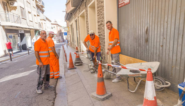 Varios operarios de la empresa Excavaciones Fermín Osés realizan los primeros trabajos en la calle Eza.