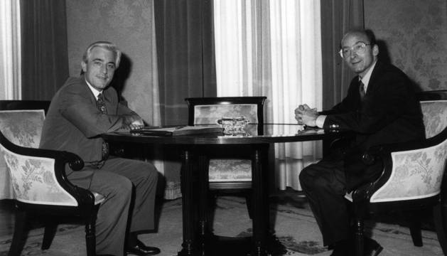 Foto de Gabriel Urralburu y Juan Cruz Alli en un cara a cara electoral organizado por Diario de Navarra en 1991.