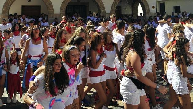 Foto de los jóvenes del pueblo danzaron alegres en la plaza de los Fueros antes de que comenzara el pasacalles.
