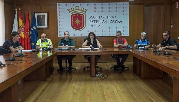 Desde la izquierda, Alfredo Martínez de Carlos, responsable de la brigada de Servicios; Ángel García, jefe del destacamento de Tráfico de la Guardia Civil en Estella; Lorenzo García, jefe de la compañía de la Guardia Civil en la ciudad; Ana Duarte, concejala de Cultura y Festejos; José Antonio Larrasoaña, jefe de la Policía Foral; Santos Elvira, cabo de Policía Municipal de Estella; y Javier Garrón, responsable de Cespa.