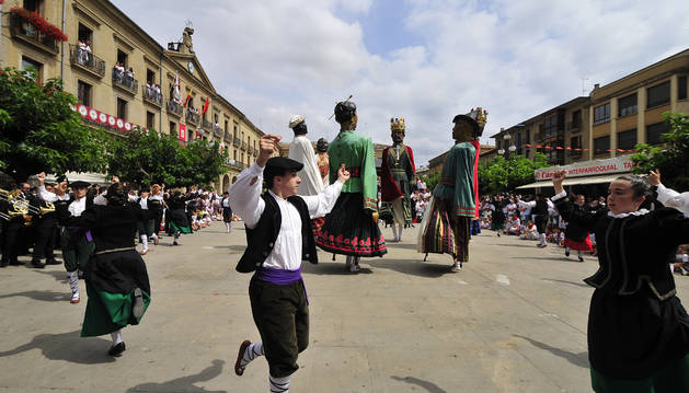 Foto de los danzaris y gigantes bailando La Pilindros en la plaza tras la eucaristía en honor a San Sebastián.