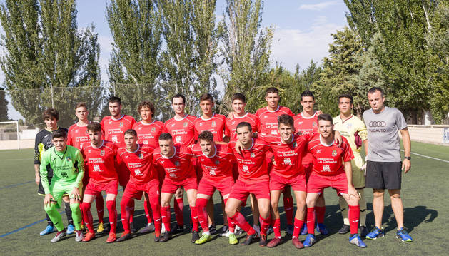 La plantilla del CD Murchante posa con su entrenador, Rubén López 'Poño', en el San Roque.