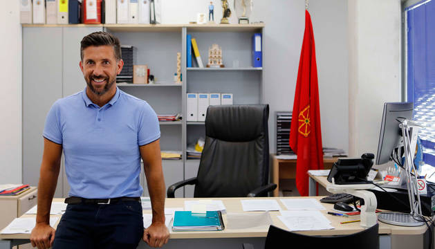Javier Lizarraga Merino en la mesa de su nuevo despacho en la comisaría que Policía Municipal tiene en los bajos del Ayuntamiento de Burlada.