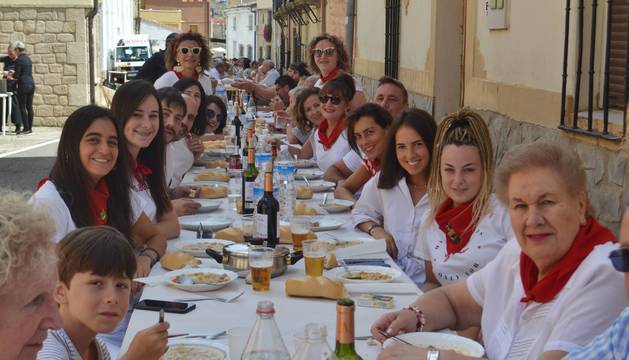 Comensales de todas las edades llenaron las mesas de las acalles para la cita gastronómica.