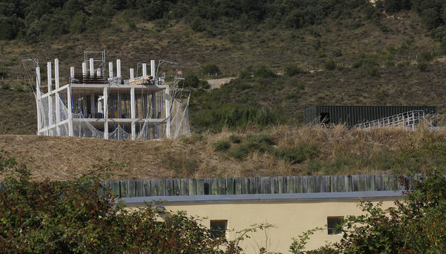 A la izquierda, la “casa de las tres alturas”, que se utilizará para entrenamientos militares.