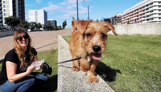 Ainhoa Cerdán, la mujer que ha adoptado al perro, pasea con él por Lezkairu, en Pamplona.