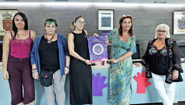 Foto de la presentación de la campaña del punto violeta en el consistorio de Burlada. Desde la izquierda, la voluntaria de Cruz Roja en Burlada, Marilín Vega León; la técnica de Cruz Roja en Navarra, Isabel Huarte Urricelqui; la técnico de Cruz Roja Juventud en Navarra, Sarah Macho Fernández, que junto a la alcaldesa Ana Góngora (Navarra Suma) sujeta el cartel de la campaña y la edil socialista María Jesús Burgui