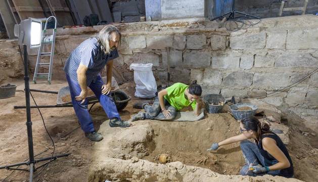 Juanjo Bienes, a la izquierda, observa el trabajo de dos de los participantes en las excavaciones.