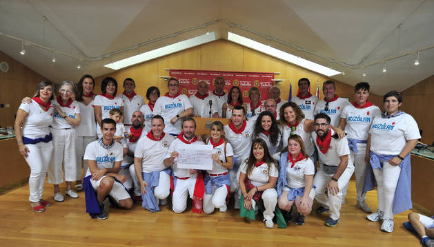 La Comparsa de Gigantes y Cabezudos de Tafalla entregó 6.000 euros al Ayuntamiento para ayudar a los afectados por la riada.