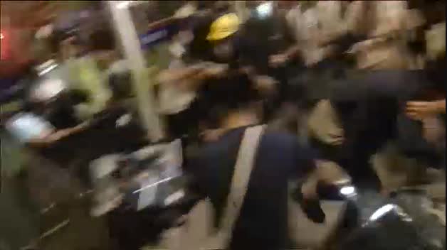 Nuevos disturbios en el aeropuerto internacional de Hong Kong