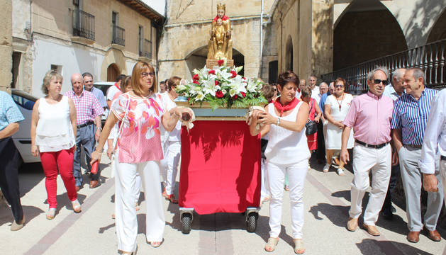 Empujan las andas Ana López Andueza y Marian Larumbe López, delante; y Salud Miranda y María Lourdes Lorz, detrás.