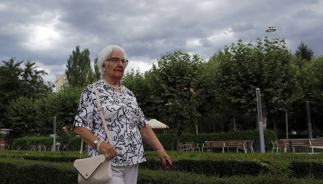 Felisa Garcés Barace camina hacia la Casa de Misericordia, la suya desde hace tres años.