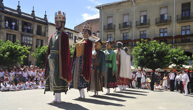 Los gigantes de Tafalla bailan la pieza Itzurun acompañados por la música de los gaiteros.