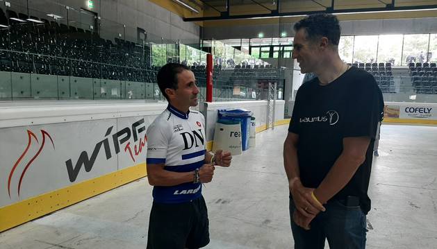 Iriberri y Miguel Induráin charlan en los prolegómenos de la salida de TorTour, donde el pentacampeón del Tour advirtió al ultrafondista.