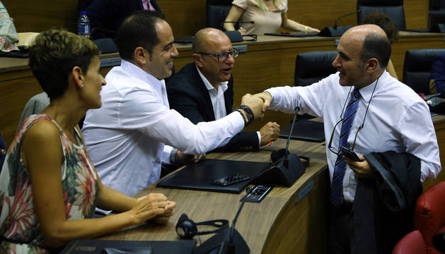 Manu Ayerdi, a la derecha en la sesión de investidura de María Chivite, es uno de los consejeros que repite en el Gobierno de Navarra.